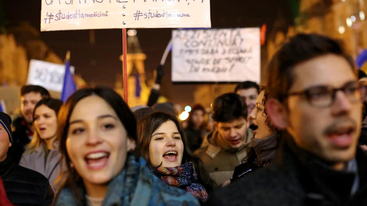 Cine sunt oamenii care protestează de două săptămâni în Piața Victoriei