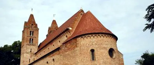 Povestea bisericii din Acâș, Satu Mare, care a supraviețuit de-a lungul secolelor cu semiluna pe turn