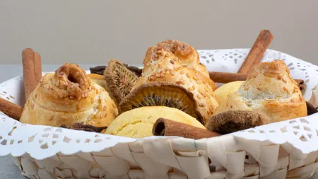 Rețeta de cornulețe fragede cu untură, transmisă de generații. Un desert ca pe vremea bunicilor