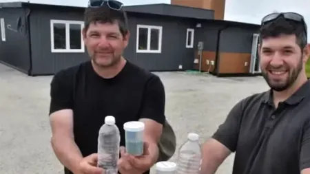 2 constructori au strâns 612.000 de sticle de plastic reciclate și, cu ele, au făcut o casă de 185 mp. Ce s-a întâmplat după prima furtună