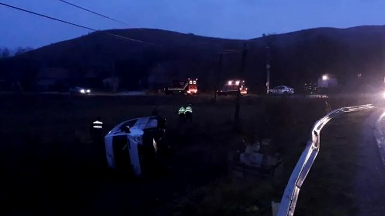 Opt călători la spital, după ce un microbuz s-a răsturnat în județul Cluj