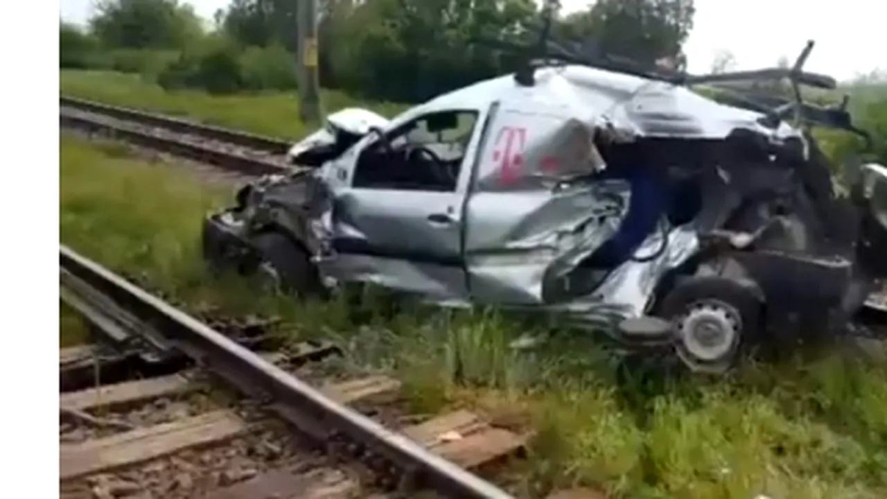 Mașină a unei companii de telefonie, spulberată de un tren în Buzău. În ce stare este șoferul care a forțat trecerea peste calea ferată