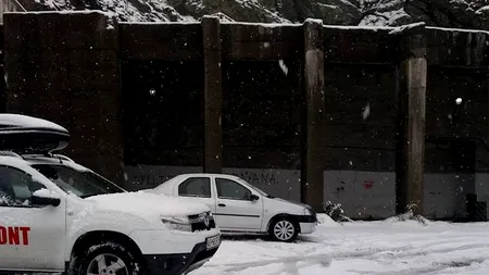 Prima ninsoare din această toamnă în Munții Făgăraș. Stratul de zăpadă ajunge la 3 centimetri. Drumarii au intervenit, deja