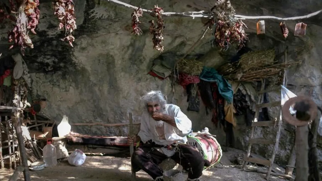 Un bărbat, care trăiește de 20 de ani într-o peșteră, a descoperit recent pandemia Covid-19