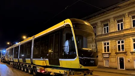 ACCIDENT în Timișoara. Un tramvai NOU, achiziționat recent de primarul Dominic Fritz, a deraiat într-o curbă