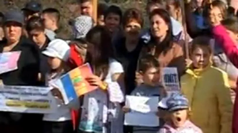 GALERIE FOTO. Copiii, scoși la protest față de proiectul Roșia Montană, într-o comună din Brașov. Aurul este al nostru și al urmașilor urmașilor noștri