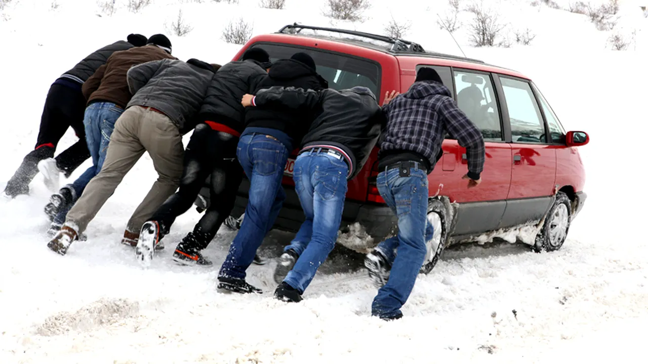Peste 260 de persoane au fost salvate din nămeți de echipele de intervenție