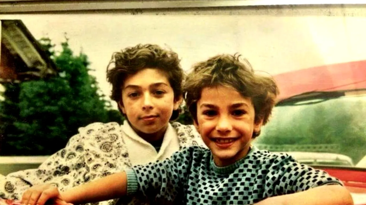 Îl recunoști? Azi este unul dintre cei mai MARI artiști din România