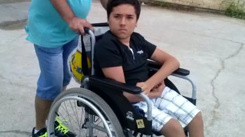 Povestea lui Mihai, puștiul în scaun cu rotile care a fost salvat de prieteni din infernul de la Colectiv