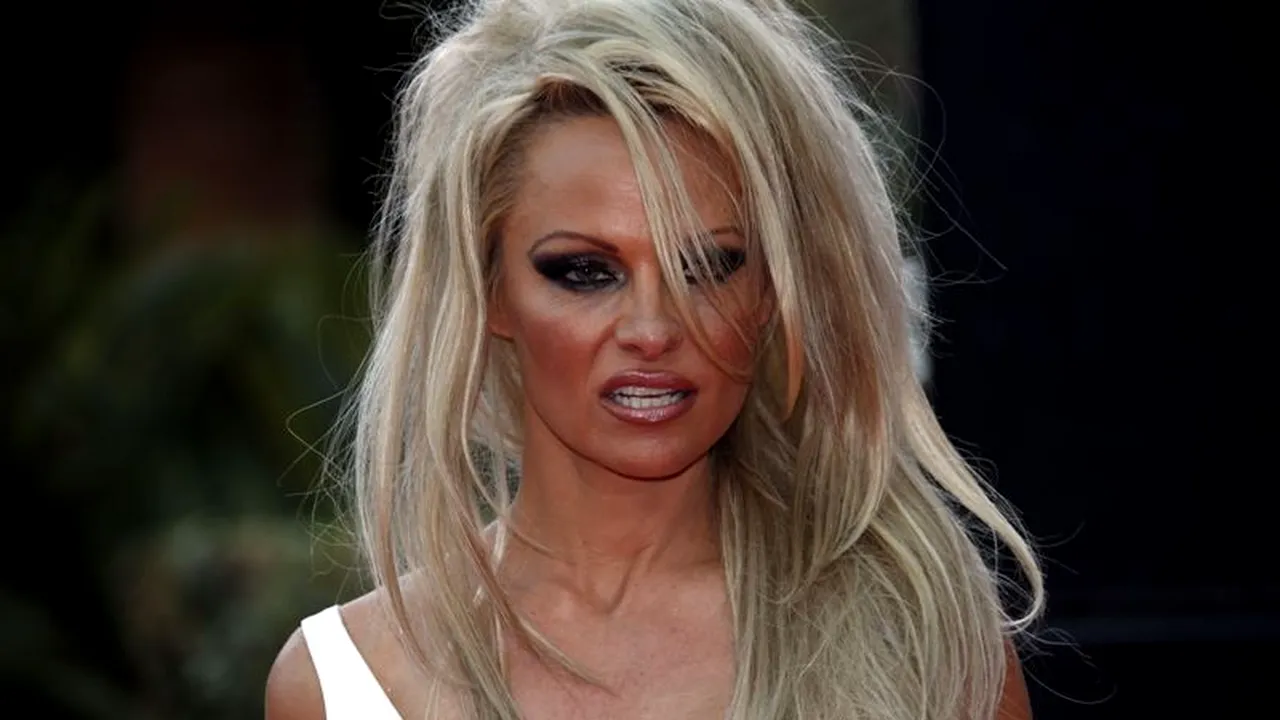 La 47 de ani, Pamela Anderson a pozat pentru un calendar video
