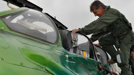 Mircea Dușa a zburat cu un MiG 21 Lancer și l-a însoțit pe Victor Ponta într-o aeronavă militară. GALERIE FOTO