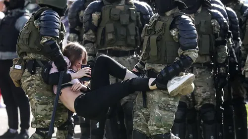 Peste 400 de persoane au fost arestate duminică în timpul protestelor din Belarus