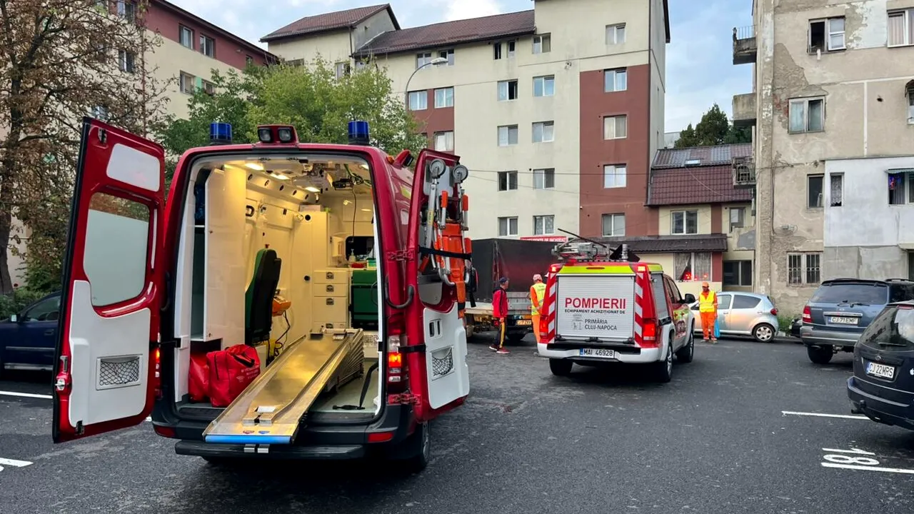 Un bărbat de 33 de ani a căzut de la etajul 4 al unui bloc din Cluj-Napoca. Medicii au început imediat manevrele de resuscitare