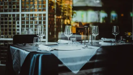 Restaurantele, barurile și cinematografele ar putea fi redeschise. Antreprenor: „Am chemat toţi angajaţii pentru curăţenia generală”