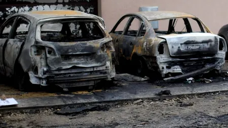 Trei tineri din Botoșani, suspectați că au incendiat mai multe mașini, dați în urmărire internațională