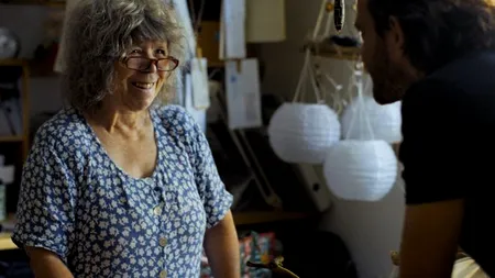 Artista care nu recunoaște fețele - inclusiv pe cea proprie: „Femeia care mă privește este în cămășa și în apartamentul meu. Trebuie să fiu eu”