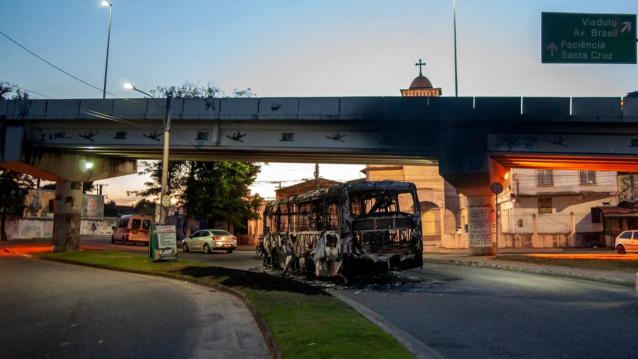 Atacuri violente în Rio de Janeiro. Un tren și zeci de autobuze și camioane au fost incendiate!