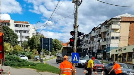FOTO | O trecere de pietoni din Slatina a fost trasată direct către un stâlp de iluminat. Fotografiile făcute de un trecător au devenit virale