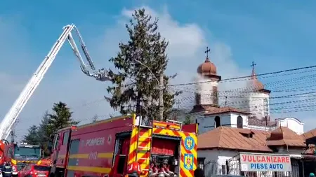 Incendiu de proporții la o biserică monument istoric din Prahova. 120 de persoane au ieșit singure din lăcașul de cult. Trafic restricționat pe DN1