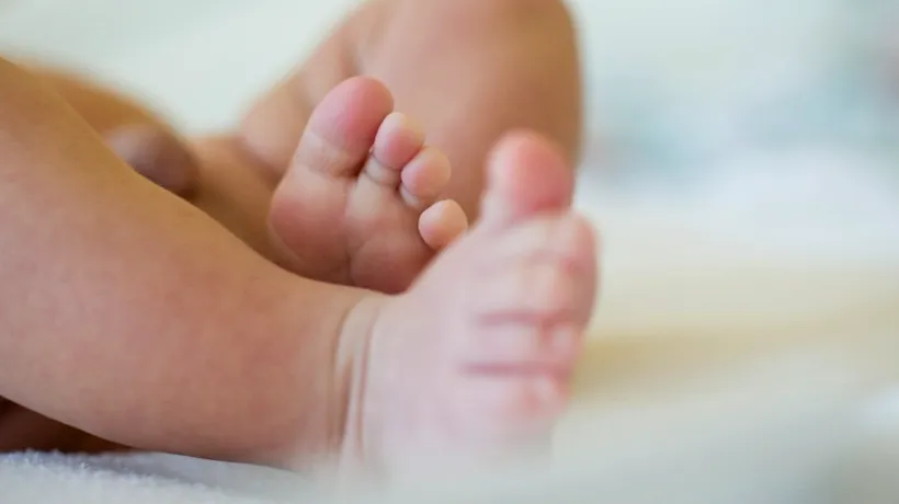 Un bebeluș de trei luni a murit în somn, la două ore după ce a fost hrănit cu lapte praf