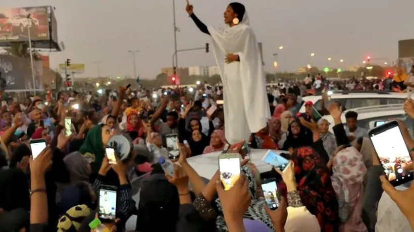 Femeia care va fi „imaginea revoluției din Sudan