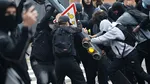 Peste 440 de persoane, majoritatea minori, au fost reținute în Franța după escaladarea violentă a protestelor elevilor