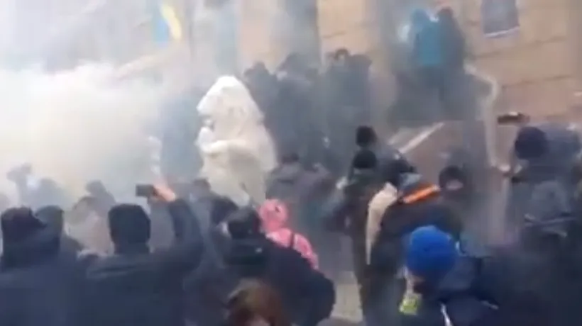 Violențe la Cernăuți. Poliția a intervenit cu gaze lacrimogene - VIDEO