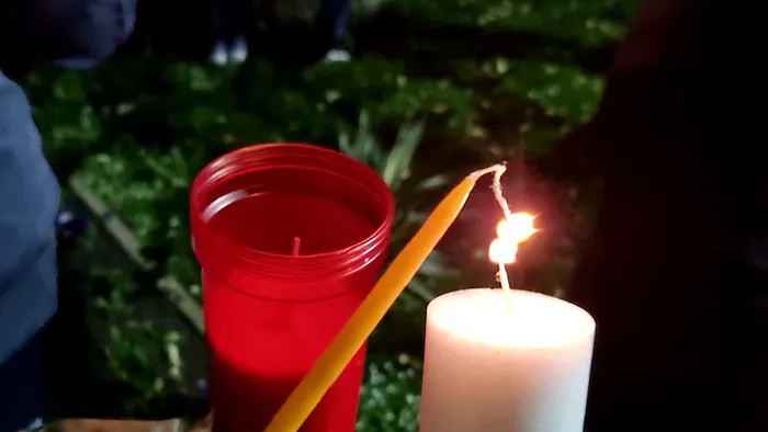 Credincioșii iau Lumină, în noaptea de Înviere, la Mănăstirea Ghighiu