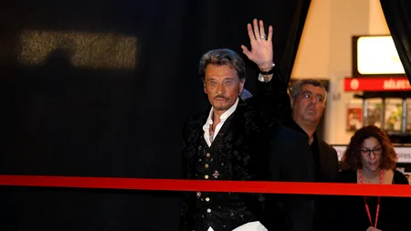 Funeralii impresionante pentru Johnny Hallyday. Emmanuel Macron, prezent alături de sute de mii de francezi pe Champs Elisees. VIDEO