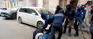 Scene incredibile în GEORGIA. Un lider al opoziției a fost, la propriu, luat pe sus de polițiști