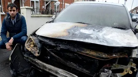 Mașina unei familii de români din Belfast, incendiată într-un „atac rasist