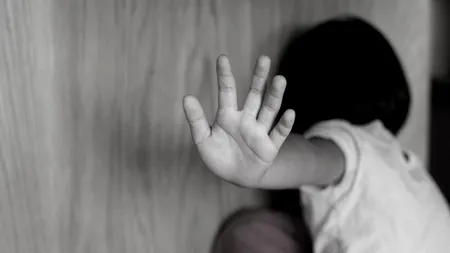 Fetiță de 10 ani, trimisă în casa unui presupus pedofil chiar de către polițiștii care îl anchetează