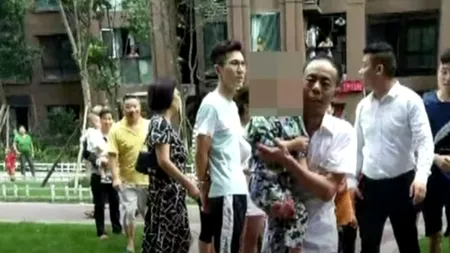 Momente înfricoșătoare: Un băiețel a căzut de la etajul 6, dar a supraviețuit / Mobilizarea martorilor a fost exemplară - VIDEO 