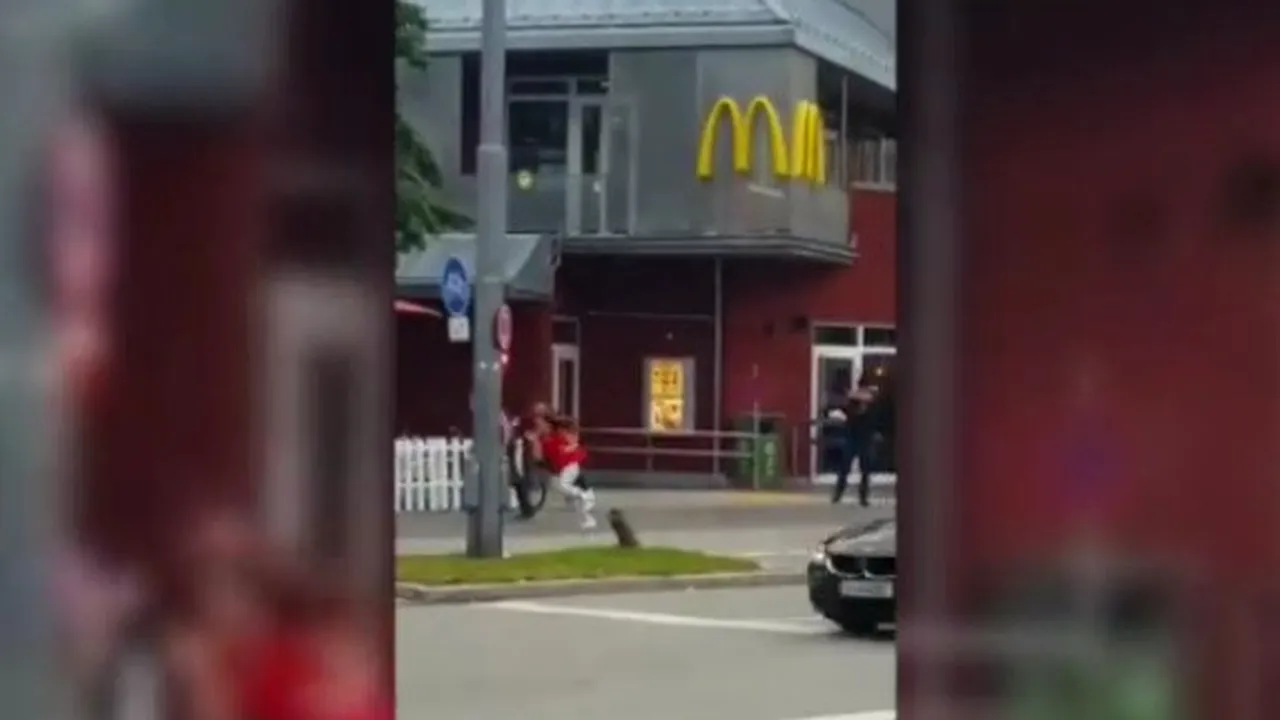 Momentul în care atacatorul din Munchen a început să tragă. VIDEO