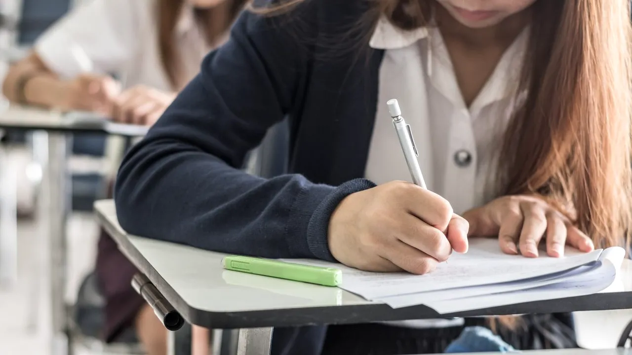 Evaluarea Națională 2021 va avea o sesiune specială, pentru elevii care în perioada examenelor au COVID