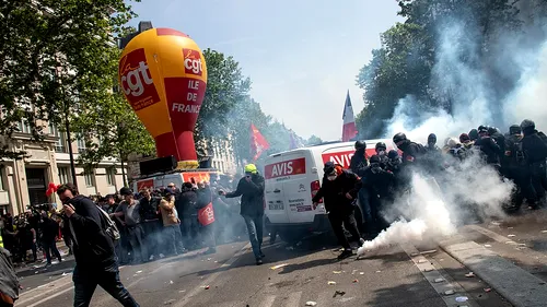 Violențe în Franța! Proteste împotriva autorităților. În fruntea manifestanților stau primarii!