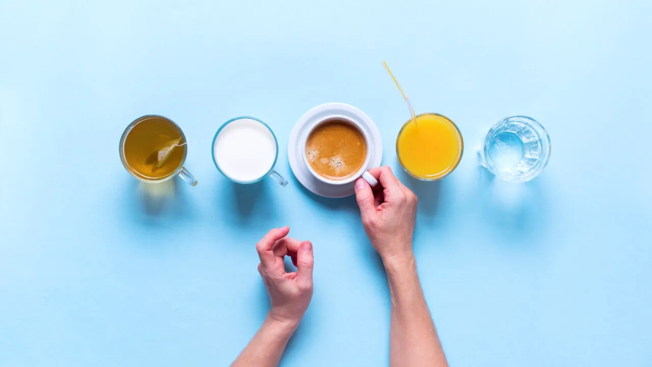Apă, suc sau cafea: ce să bei pe timp de caniculă și ce să eviți