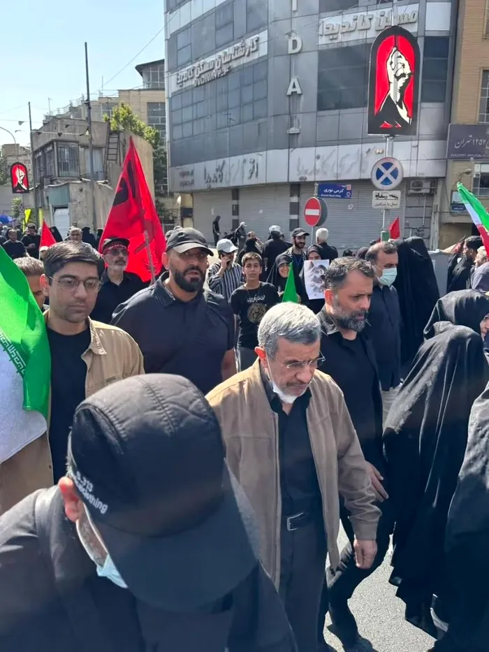 Fostul președinte iranian, despre care s-a spus că a fost ucis la începutul războiului, prezent la înmormântarea lui Ali Khamenei