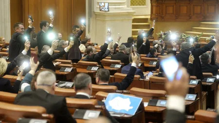 Legile justiției, adoptate cu scandal în Parlament. PNL anunță că va contesta la CCR modul în care votează PSD-ALDE. USR: „#Fără Penali