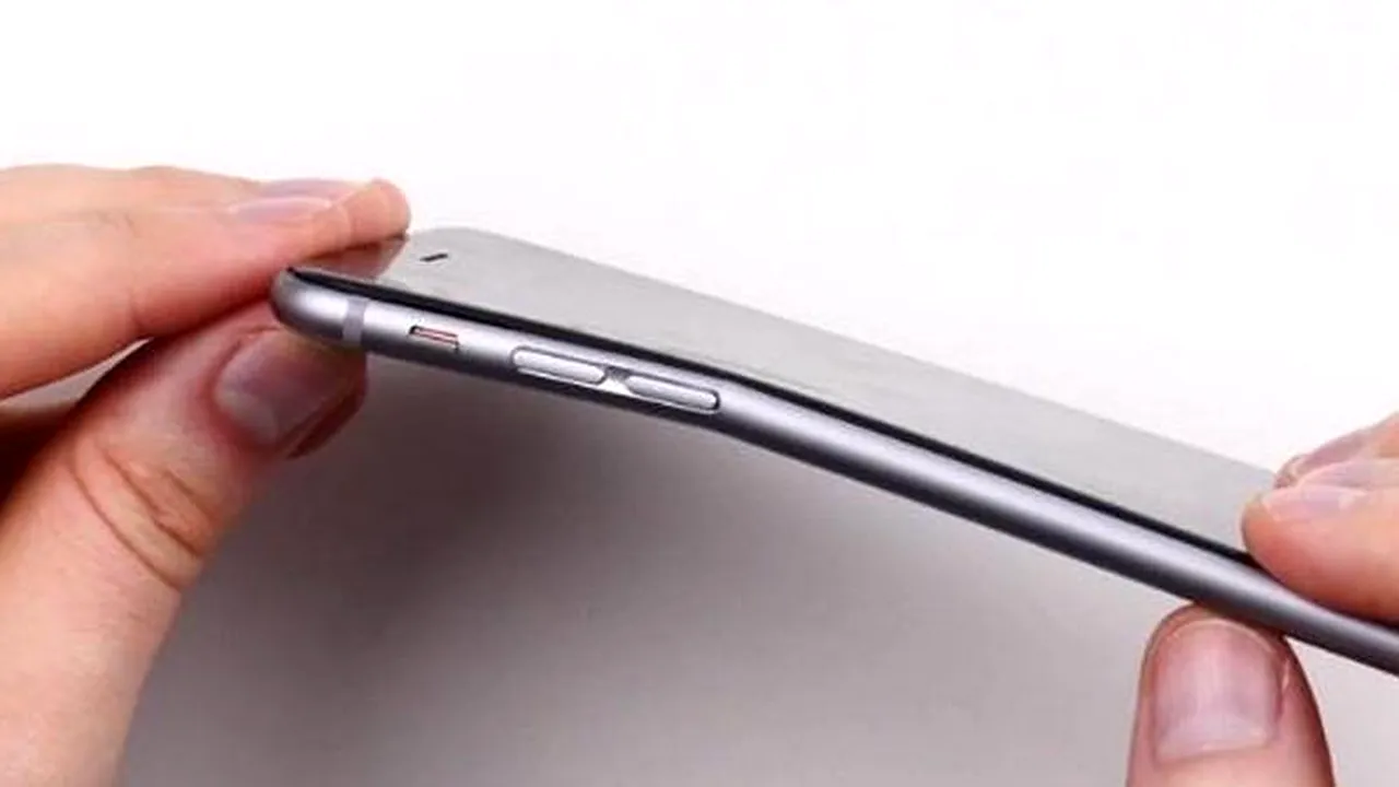 STUDIU. Câți români au renunțat la intenția de a cumpăra iPhone 6 după ce au auzit că telefonul se poate îndoi ușor