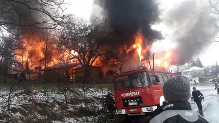 O casă de vacanță din județul Vrancea, în care se aflau 13 persoane, a ars din temelii. Ce au găsit pompierii, la locul incendiului