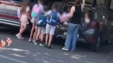Zece copii, înghesuiți într-un Sandero de șefa unui After School. Au fost băgați și în portbagaj. Femeia, chemată la Poliție
