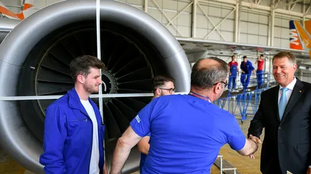 Klaus Iohannis a făcut selfie-uri cu simpatizanții, în timpul vizitei la Aerostar. Ipostazele inedite în care a fost surprins președintele