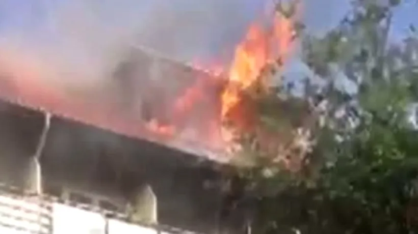 Arad: Bloc evacuat în urma unui incendiu, zeci de persoane au primit îngrijiri din cauza fumului