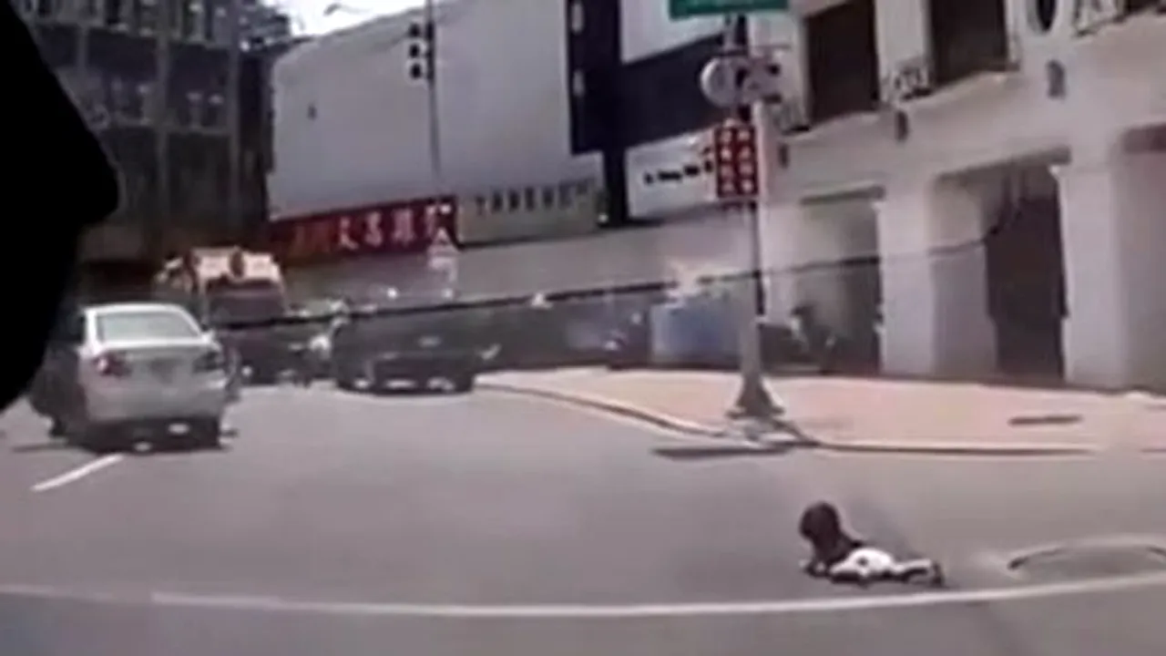 Imagini incredibile într-o intersecție. Trecătorii au rămas fără cuvinte când au văzut ce a căzut din mașina unui bărbat. VIDEO