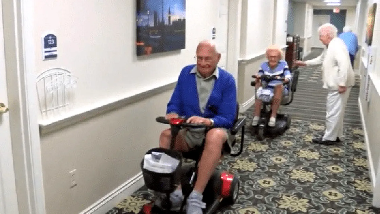 Doi bătrâni de 100 de ani s-au căsătorit după ce s-au cunoscut într-un azil: „Ca să îți spun adevărul, ne-am îndrăgostit unul de altul