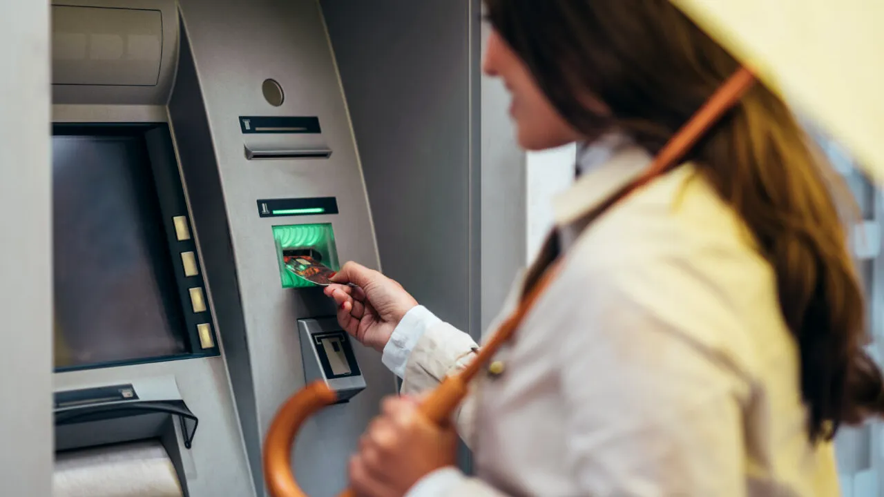 Suma maximă de bani pe care o pot scoate românii pe zi, de la bancomat. Regulile sunt stricte