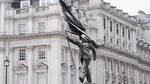 Noua statuie a lui Banksy din Londra face valuri. Care este mesajul pe care celebrul artist anonim vrea să îl transmită