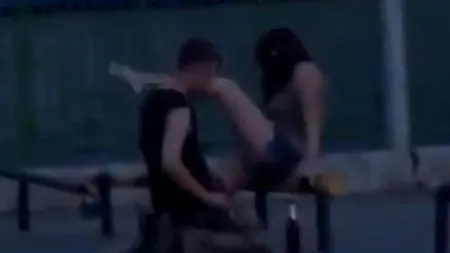 Scene desprinse dintr-un film pentru adulți în parcarea unui centru comerical din Rusia