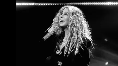 Cher se iubește, la 77 de ani, cu un tânăr mai mic cu 40 de ani. Cine este Alex și ce o DERANJEAZĂ totuși la el